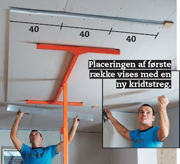 Opsætning af gipsloft: Den første plade i andet lag Opsætning af gipsloft: Den første plade i andet lag